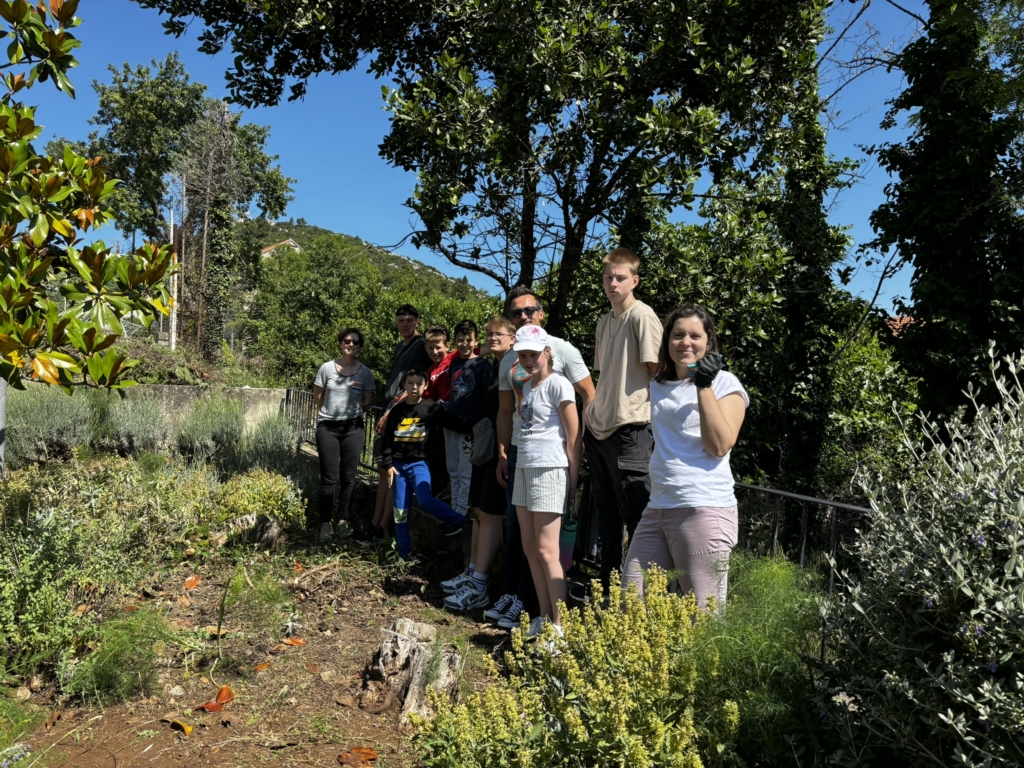 Schülergruppe in der Natur, blauer Himmel